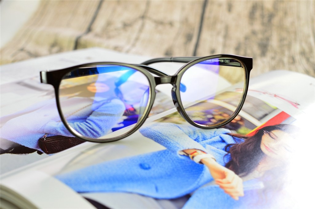 Sử dụng mắt kính lọc ánh sáng xanh để bảo vệ mắt 