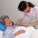 Giúp việc chăm người già thuê ở đâu uy tín? Gợi ý 10 trung tâm giúp việc uy tín, chất lượng