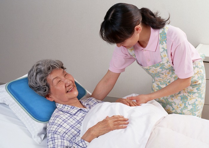 Ngày càng nhiều người có nhu cầu sử dụng dịch vụ tuê giúp việc chăm ngươi già 