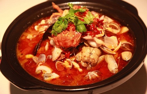 Thức ăn cay nóng thường có biểu hiện ra ngoài với màu sắc đỏ và là các món ăn chế biến ở nhiệt độ cao