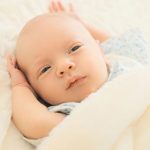Trẻ sơ sinh lắc đầu liên tục có sao không?