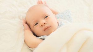 Trẻ sơ sinh lắc đầu liên tục có sao không?