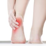 Đứng lâu bị đau gót chân có nguy hiểm không?