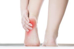 Đứng lâu bị đau gót chân có nguy hiểm không?