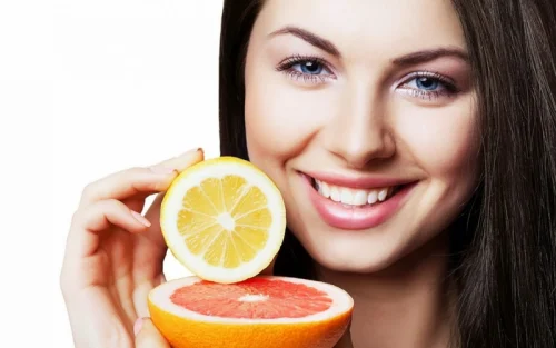 Vitamin C có khả năng làm sáng da và làm giảm sự xuất hiện của các vết tối màu trên da, như nám và tàn nhang